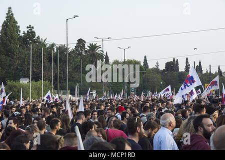 Atene, Grecia. Xvii Apr, 2018. I dimostranti si sono riuniti davanti al Parlamento tenere banner e gridare slogan contro Trump, Maggio e Macron. Migliaia, i membri del Partito comunista greco così come altri partiti di sinistra hanno marciato all'Ambasciata Americana protestando contro la recente US-led colpisce sulla Siria. Credito: Nikolas Georgiou/ZUMA filo/Alamy Live News Foto Stock