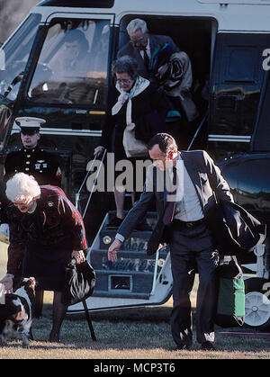 ***FILE PH00*** Barbara Bush ha passato lontano (1925-2018) Washington, DC, Stati Uniti d'America, 3 febbraio 1991 il presidente George H.W. Bush e la moglie Barbara Bush arriva torna alla Casa Bianca su Marina Uno. Credito: Mark Reinstein/MediaPunch Foto Stock