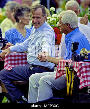 ***FILE PH00*** Barbara Bush ha passato lontano (1925-2018) Washington, DC, Stati Uniti d'America, 26 giugno 1990 il presidente George H.W. Bush e la First Lady Barbara Bush host annuale della Casa Bianca barbecue per i membri del Congresso sulla South Lawn. Credito: Mark Reinstein/MediaPunch Foto Stock