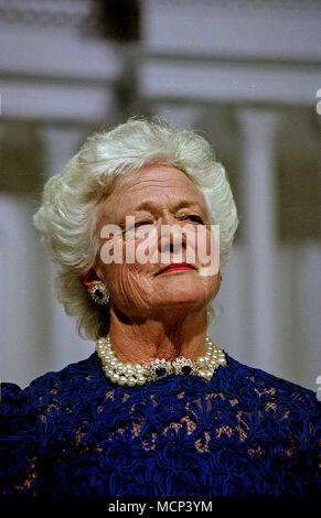 ***FILE PH00*** Barbara Bush ha passato lontano (1925-2018) Washington, DC, Stati Uniti d'America, 13 giugno 1991 la First Lady Barbara Bush assiste il Presidente annuale la cena in Washington DC. Credito: Mark Reinstein/MediaPunch Foto Stock