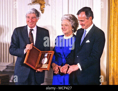 ***FILE PH00*** Barbara Bush ha passato lontano (1925-2018) il Presidente degli Stati Uniti George H.W. Bush e la first lady Barbara Bush presente la National Medal of Arts di romanziere americano, poeta, breve storia scrittore, critico d'arte e critico letterario John Updike durante una cerimonia che si terrà nella Sala Est della Casa Bianca di Washington il 19 novembre 1989. Credito: Ron Sachs/CNP /MediaPunch Foto Stock