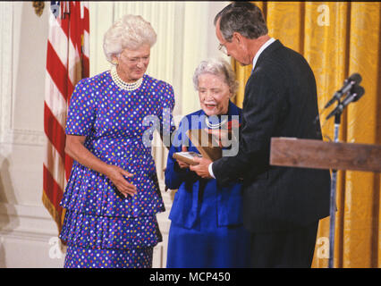 ***FILE PH00*** Barbara Bush ha passato lontano (1925-2018) il Presidente degli Stati Uniti George H.W. Bush, a destra, e la first lady Barbara Bush, sinistra, assegnazione della medaglia presidenziale della libertà di ex senatore USA Margaret Chase Smith (repubblicano del Maine), centro, nella Sala Est della Casa Bianca a Washington DC il 6 luglio 1989. Smith, 91, è ricordata come la prima donna ad avere il suo nome collocato in nomina per la presidenza nel corso di un importante partito politico della convenzione e per la sua 1950 Dichiarazione di coscienza" discorso sul pavimento del Senato degli Stati Uniti denunciando la tattica del compagno di Senato repubblicano Foto Stock