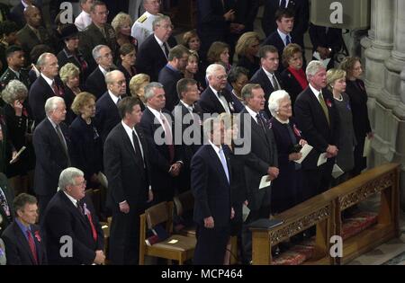 ***FILE PH00*** Barbara Bush ha passato lontano (1925-2018) molte presente e gli ex funzionari del governo hanno partecipato alla preghiera nazionale servizio presso la Cattedrale Nazionale di Washington a Washington, DC il venerdì 14 settembre, 2001. Ex Presidenti degli Stati Uniti Jimmy Carter, Gerald Ford, ed ex vice presidente Al Gore sat in terza fila dietro U.S. Il Presidente George W Bush, First Lady Laura Bush, ex Presidente George H.W. Bush, Barbara Bush, ex U.S. Il presidente Bill Clinton, U.S. Il senatore Hillary Rodham Clinton (Democratico di New York), e Chelsea Clinton. Stati Uniti Della maggioranza del senato Leade Foto Stock