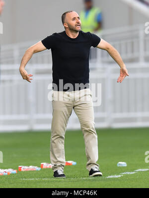 Doha in Qatar. Xvii Apr, 2018. Al Duhail SC head coach Djamel Belmadi reagisce durante l'AFC Champions League Gruppo B partita di calcio tra Qatar AL Duhail SC e negli EMIRATI ARABI UNITI Al Wahda FSCC presso Abdullah bin Khalifa Stadium di Doha, Qatar, 17 aprile 2018. Al Duhail ha vinto 1-0. Credito: Nikku/Xinhua/Alamy Live News Foto Stock