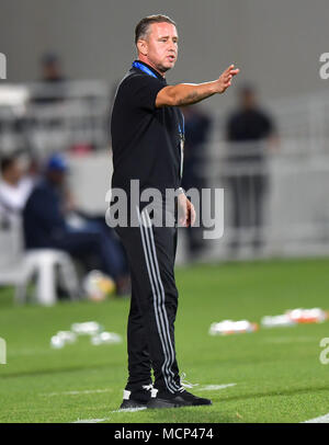 Doha in Qatar. Xvii Apr, 2018. Al Wahda FSCC head coach Laurentiu Reghecampf gesti durante l'AFC Champions League Gruppo B partita di calcio tra Qatar AL Duhail SC e negli EMIRATI ARABI UNITI Al Wahda FSCC presso Abdullah bin Khalifa Stadium di Doha, Qatar, 17 aprile 2018. Al Duhail ha vinto 1-0. Credito: Nikku/Xinhua/Alamy Live News Foto Stock