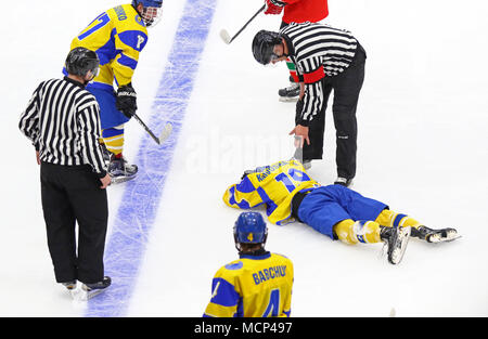 Kiev, Ucraina. Il 17 aprile, 2018. Hlib Krivoshapkin dell'Ucraina si trova su ghiaccio dopo aver ferito durante il 2018 IIHF Hockey su ghiaccio U18 World Championship Div 1 Gruppo B partita contro l'Ungheria al Palazzo dello Sport di Kiev, Ucraina. Credito: Oleksandr Prykhodko/Alamy Live News Foto Stock