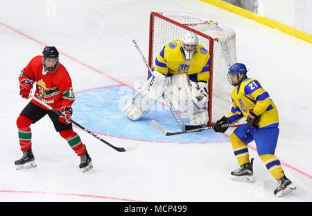 Kiev, Ucraina. Il 17 aprile, 2018. 2018 IIHF Hockey su ghiaccio U18 World Championship Div 1 Gruppo B gioco Ucraina (maglia gialla) v Ungheria (maglia rossa) al Palazzo dello Sport di Kiev, Ucraina. L'Ucraina ha vinto 4-3. Credito: Oleksandr Prykhodko/Alamy Live News Foto Stock