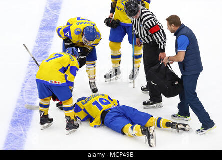 Kiev, Ucraina. Il 17 aprile, 2018. Hlib Krivoshapkin dell'Ucraina si trova su ghiaccio dopo aver ferito durante il 2018 IIHF Hockey su ghiaccio U18 World Championship Div 1 Gruppo B partita contro l'Ungheria al Palazzo dello Sport di Kiev, Ucraina. Credito: Oleksandr Prykhodko/Alamy Live News Foto Stock