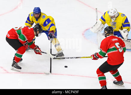 Kiev, Ucraina. Il 17 aprile, 2018. 2018 IIHF Hockey su ghiaccio U18 World Championship Div 1 Gruppo B gioco Ucraina (maglia gialla) v Ungheria (maglia rossa) al Palazzo dello Sport di Kiev, Ucraina. L'Ucraina ha vinto 4-3. Credito: Oleksandr Prykhodko/Alamy Live News Foto Stock