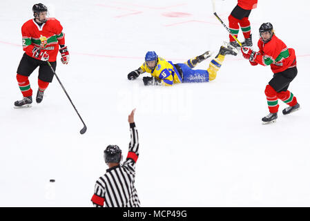 Kiev, Ucraina. Il 17 aprile, 2018. 2018 IIHF Hockey su ghiaccio U18 World Championship Div 1 Gruppo B gioco Ucraina (maglia gialla) v Ungheria (maglia rossa) al Palazzo dello Sport di Kiev, Ucraina. L'Ucraina ha vinto 4-3. Credito: Oleksandr Prykhodko/Alamy Live News Foto Stock