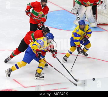 Kiev, Ucraina. Il 17 aprile, 2018. 2018 IIHF Hockey su ghiaccio U18 World Championship Div 1 Gruppo B gioco Ucraina (maglia gialla) v Ungheria (maglia rossa) al Palazzo dello Sport di Kiev, Ucraina. L'Ucraina ha vinto 4-3. Credito: Oleksandr Prykhodko/Alamy Live News Foto Stock