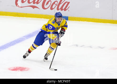 Kiev, Ucraina. Il 17 aprile, 2018. Olexander PERESUNKO dell'Ucraina in azione durante il 2018 IIHF Hockey su ghiaccio U18 World Championship Div 1 Gruppo B partita contro l'Ungheria al Palazzo dello Sport di Kiev, Ucraina. Credito: Oleksandr Prykhodko/Alamy Live News Foto Stock