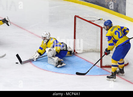 Kiev, Ucraina. Il 17 aprile, 2018. Il portiere Artur Ohandzhanyan dell'Ucraina in azione durante il 2018 IIHF Hockey su ghiaccio U18 World Championship Div 1 Gruppo B partita contro l'Ungheria al Palazzo dello Sport di Kiev, Ucraina. Credito: Oleksandr Prykhodko/Alamy Live News Foto Stock