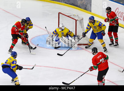 Kiev, Ucraina. Il 17 aprile, 2018. 2018 IIHF Hockey su ghiaccio U18 World Championship Div 1 Gruppo B gioco Ucraina (maglia gialla) v Ungheria (maglia rossa) al Palazzo dello Sport di Kiev, Ucraina. L'Ucraina ha vinto 4-3. Credito: Oleksandr Prykhodko/Alamy Live News Foto Stock