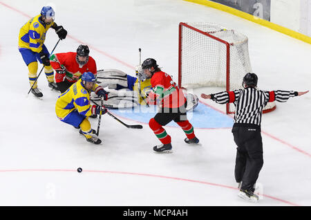 Kiev, Ucraina. Il 17 aprile, 2018. 2018 IIHF Hockey su ghiaccio U18 World Championship Div 1 Gruppo B gioco Ucraina (maglia gialla) v Ungheria (maglia rossa) al Palazzo dello Sport di Kiev, Ucraina. L'Ucraina ha vinto 4-3. Credito: Oleksandr Prykhodko/Alamy Live News Foto Stock