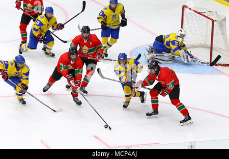 Kiev, Ucraina. Il 17 aprile, 2018. 2018 IIHF Hockey su ghiaccio U18 World Championship Div 1 Gruppo B gioco Ucraina (maglia gialla) v Ungheria (maglia rossa) al Palazzo dello Sport di Kiev, Ucraina. L'Ucraina ha vinto 4-3. Credito: Oleksandr Prykhodko/Alamy Live News Foto Stock