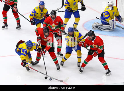 Kiev, Ucraina. Il 17 aprile, 2018. 2018 IIHF Hockey su ghiaccio U18 World Championship Div 1 Gruppo B gioco Ucraina (maglia gialla) v Ungheria (maglia rossa) al Palazzo dello Sport di Kiev, Ucraina. L'Ucraina ha vinto 4-3. Credito: Oleksandr Prykhodko/Alamy Live News Foto Stock