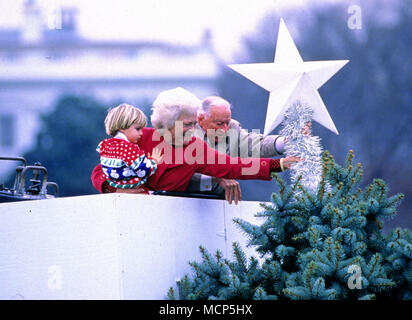 Washington, Distretto di Columbia, Stati Uniti d'America. 1 dicembre, 1992. La first lady Barbara Bush detiene il nipote Walker Bush, come lei e Joseph H. Riley, posizionare il principale ornamento sulla sommità della nazionale di albero di Natale sull'ellisse a Washington il 1 dicembre 1992. Credito: Jeff Markowitz/Piscina via CNP Credito: Jeff Markowitz/CNP/ZUMA filo/Alamy Live News Foto Stock