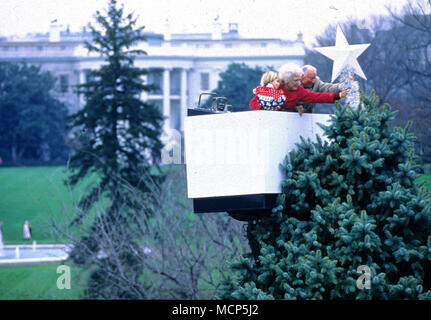 Washington, Distretto di Columbia, Stati Uniti d'America. 1 dicembre, 1992. La first lady Barbara Bush detiene il nipote Walker Bush, come lei e Joseph H. Riley, posizionare il principale ornamento sulla sommità della nazionale di albero di Natale sull'ellisse a Washington il 1 dicembre 1992. Credito: Jeff Markowitz/Piscina via CNP Credito: Jeff Markowitz/CNP/ZUMA filo/Alamy Live News Foto Stock