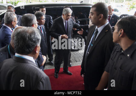 Kuala Lumpur, Malesia. Xvii Apr, 2018. YAB Dato' Seri Dr. Ahmad Zahid Hamidi, vice primo ministro della Malaysia visto arrivare a DSA 2018.xvi Servizio di difesa Asia Exhibition and Conference noto anche come DSA 2018 si è tenuto a Kuala Lumpur in Malesia sul 16th-19th Aprile 2018. Si tratta di uno dei top 5 difesa mostra in tutto il mondo. L'iscrizione è aperta al governo la difesa e il personale di sicurezza, di difesa e sicurezza per i professionisti e i dirigenti e altri invitati speciali soltanto. 1.500 aziende provenienti da 60 nazioni e più di 50.000 visitatori professionali da tutto il mondo hanno partecipato i Foto Stock