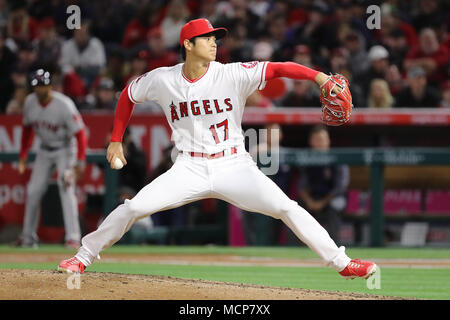 Aprile 17, 2018: Los Angeles Angeli a partire lanciatore Shohei Ohtani (17) rende l'inizio per gli angeli nel gioco tra Boston Red Sox e Los Angeles gli angeli di Anaheim, Angel Stadium di Anaheim, CA, fotografo: Pietro Joneleit Foto Stock