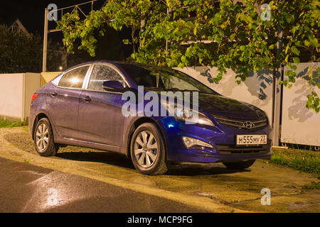 Sochi, Russia - Ottobre 09, 2016: nuova Hyundai Elantra () Avante parcheggiato sulla strada di notte. Foto Stock