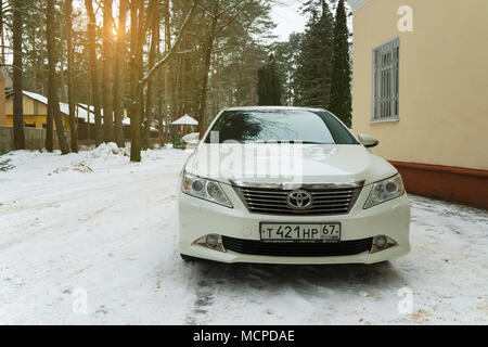 Smolensk, Russia - 16 dicembre 2016: nuovo lusso Toyota Camry parcheggiato nella suburbia a sera d'inverno. Foto Stock