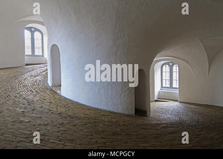 All'interno di Copenhagen con i Round Tower Foto Stock