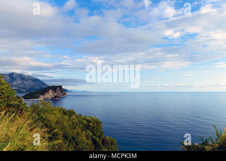 Bellissima vista del mare adriatico della Riviera di Budva Foto Stock