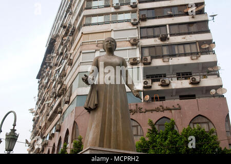 Aegypten ha, Kairo, Insel Gezira, Zamalek, statua der Sängerin Om Kolthoom vor dem gleichnamigen Hotel, in dem sich ihre Wohnung befand Foto Stock