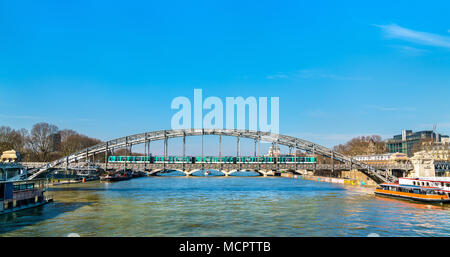 Viaduc d'Austerlitz, una stazione della metropolitana a ponte sulla Senna a Parigi Foto Stock