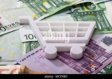 Close-up di bianco Carrello sulle banconote in euro Foto Stock