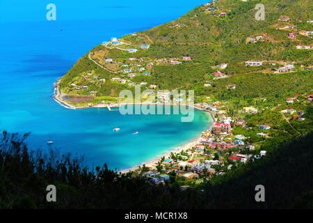 Una vista dall'alto sulla isola di Tortola, Isole Vergini Britanniche, su di una baia e il villaggio costiero di seguito. Il 28 febbraio 2018 Foto Stock