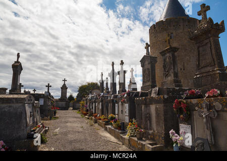 Il cimitero della città di Carcassonne, accanto alla porta Narbonnaise in una fortezza medievale del dipartimento francese Foto Stock