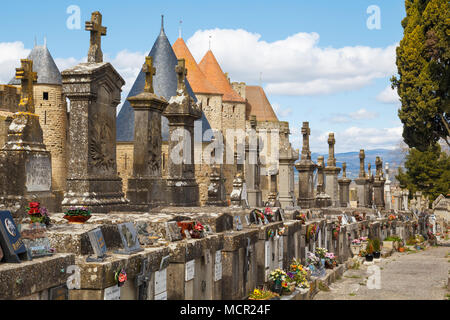 Il cimitero della città di Carcassonne, accanto alla porta Narbonnaise in una fortezza medievale del dipartimento francese Foto Stock