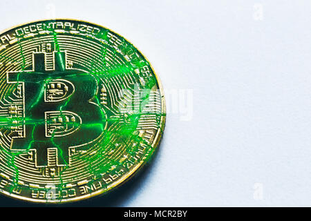 Golden incrinato bitcoin in uno sfondo bianco Foto Stock