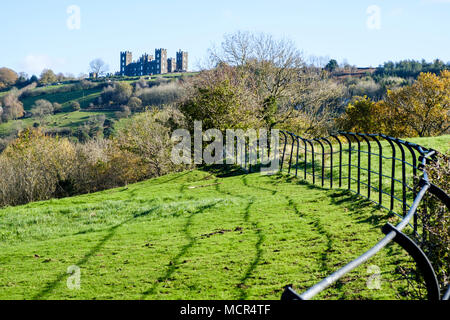 Riber Castle a Matlock durante l'autunno, visto attraverso i campi da alta Tor, Derbyshire, England, Regno Unito Foto Stock