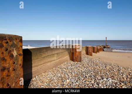 Metallo e legno le difese di mare REGNO UNITO Foto Stock