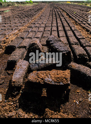 Taglio di torba per carburante, Roundstone Blanket Bog, Connemara, nella contea di Galway, Irlanda . Foto Stock