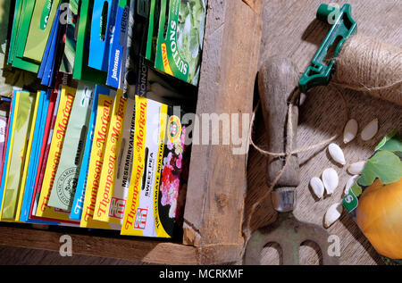 Vegetali e giardino fiorito semi in pacchetti su legno Potting Shed banco, Norfolk, Inghilterra Foto Stock