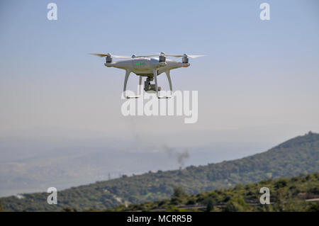 Telecomando Quadrocopter, fuco, con fotocamera battenti contro un cielo blu Foto Stock