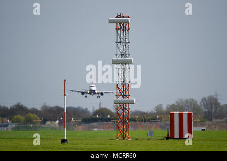 ILS Glide Slope torre sistema di atterraggio a Londra aeroporto di Southend. Infrastruttura. Con British Airways jet Embraer laterale del piano di scivolamento a terra Foto Stock