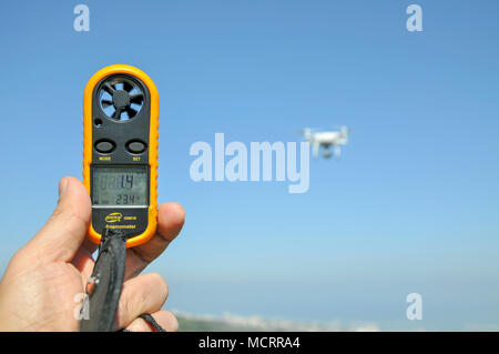 Telecomando Quadrocopter, drone e tenuto in mano stazione meteo anemometro e termometro Foto Stock