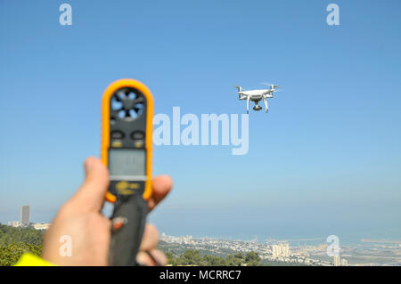 Telecomando Quadrocopter, drone e tenuto in mano stazione meteo anemometro e termometro Foto Stock
