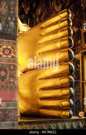 Foto del golden Buddha reclinato statua al Wat Pho tempio di Bangkok, Tailandia Foto Stock