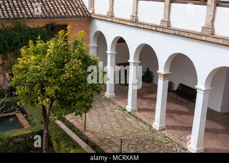 Il porticato del Pabellón Norte (Padiglione Nord) nella parte anteriore del Patio de los Cipreses, Palacio del Generalife, Alhambra di Granada, Andalusia, Spagna Foto Stock