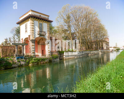 Splendido tratto di pista ciclabile sul Naviglio Grande, il canale navigabile che termina a Milano Foto Stock