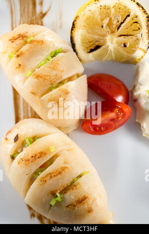 Calamari ripieni su una piastra. Foto Stock