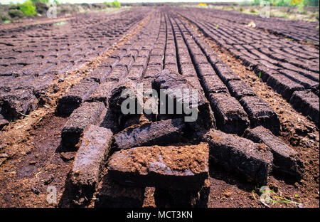 Taglio di torba per carburante, Roundstone Blanket Bog, Connemara, nella contea di Galway, Irlanda . Foto Stock