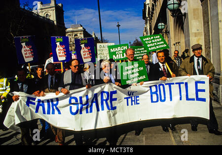 Il prezzo del latte di dimostrazione, Westminster, London, England, Regno Unito, GB. Foto Stock